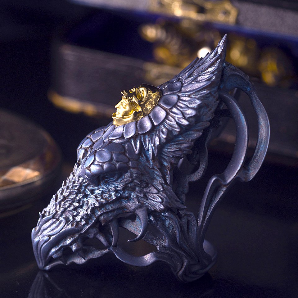 Кольцо в виде драконьей головы. Фото: Рем Султанов