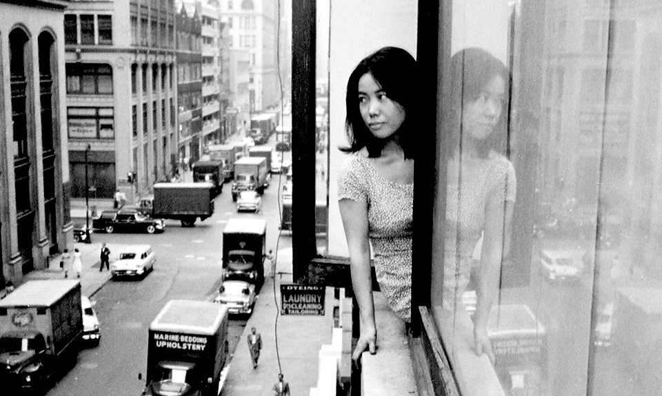 Яёи Кусама в окне ее студии в Сохо, Нью-Йорк, 1958. Фото: Kenneth Van Sickle/The Granger Collection, New York