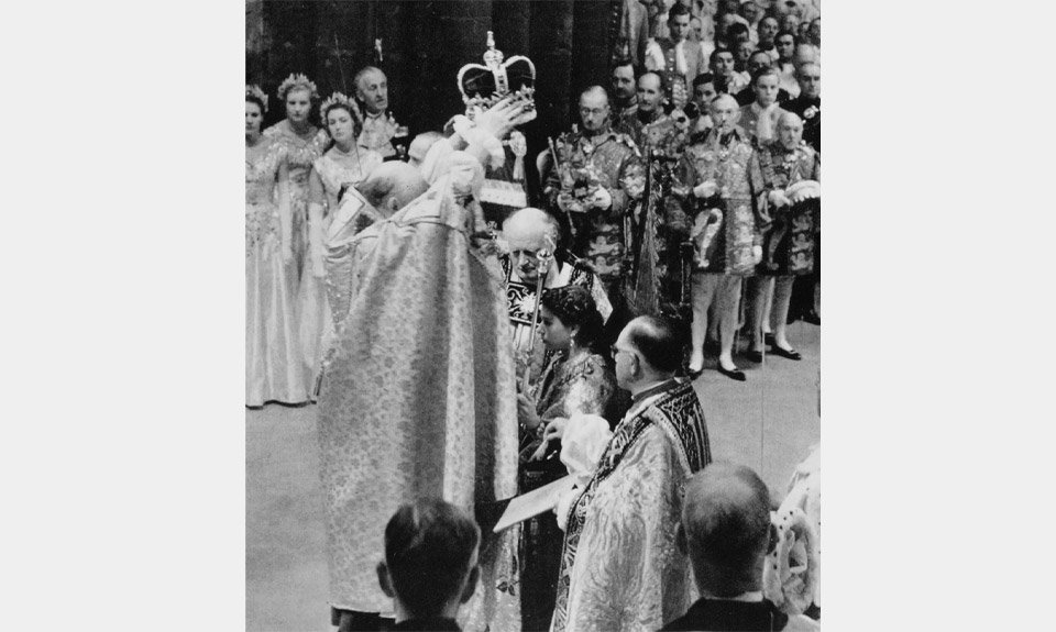Момент коронации Елизаветы II: архиепископ Кентерберийский Джеффри Фишер готовится возложить корону Святого Эдуарда на голову королевы. 1953. Фото: Royal Collection Trust / © His Majesty King Charles III 2023