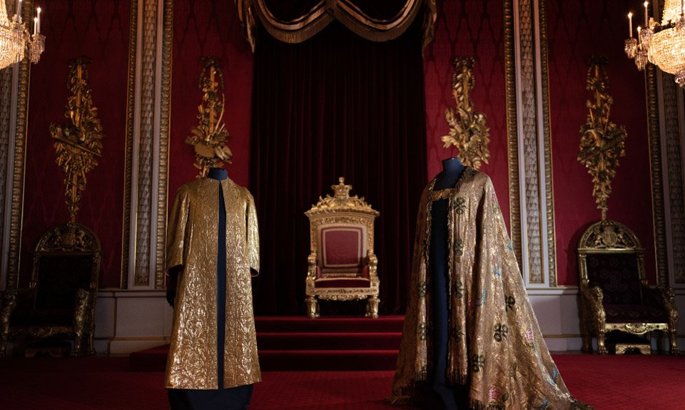 Туника и мантия, которые использовались на церемониях коронации короля Георга IV в 1821 году, короля Георга V в 1911 году, короля Георга VI в 1937 году и королевы Елизаветы II в 1953 году. Фото: www.royal.uk