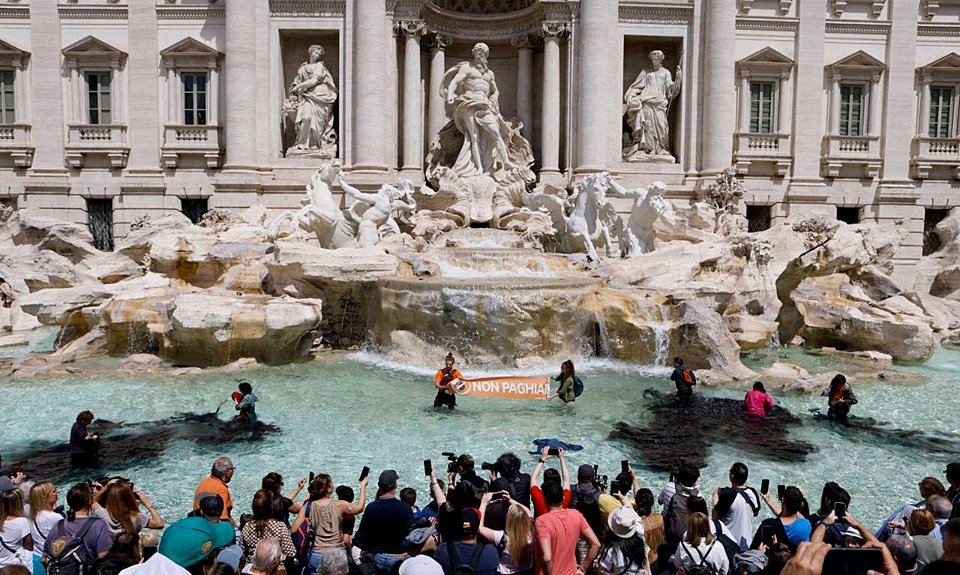 Участники движения Ultima Generazione окрасили в черный воду в римском фонтане Баркачча, сооруженном в XVII веке, — этот жест символизировал приближение к «концу света». Фото: Alessandro Penso