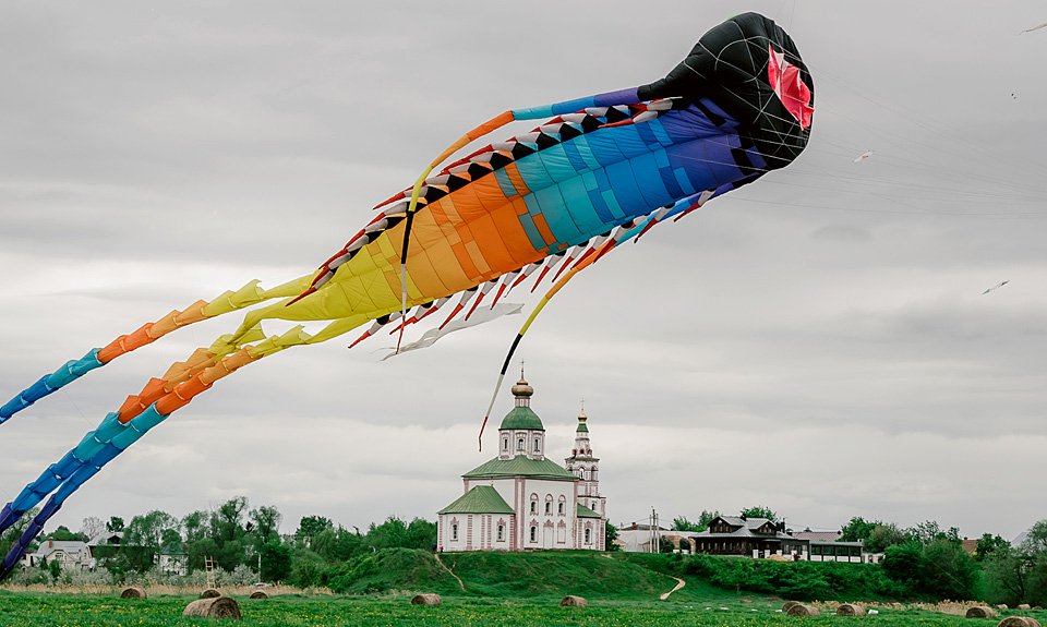 Парад воздушных змеев на Ильинском лугу напротив Суздальского кремля во время фестиваля «Места для души» . Фото: Алиса Косарева/МИРА центр