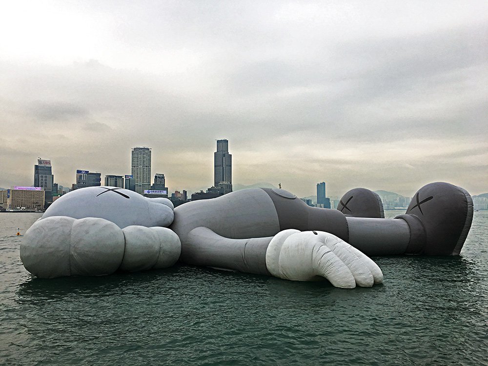 KAWS (Брайан Доннелли). Инсталляция «Каникулы» в бухте Виктория в Гонконге. Фото: Наталья Поленова