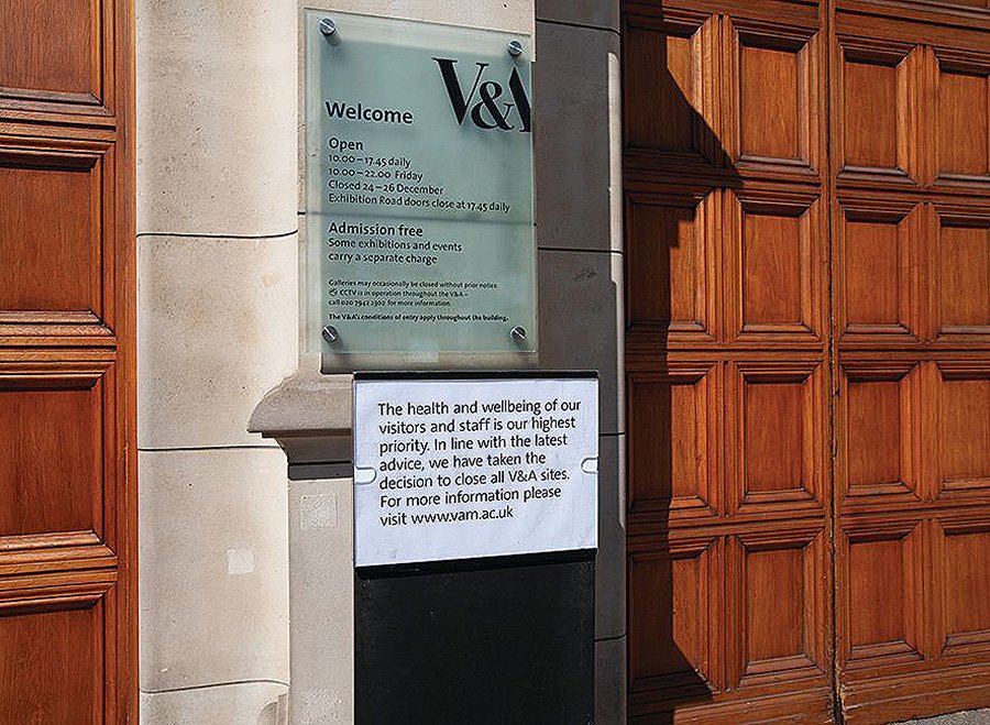 Стенд с информацией о временном закрытии галерей музея. Фото: David Owe