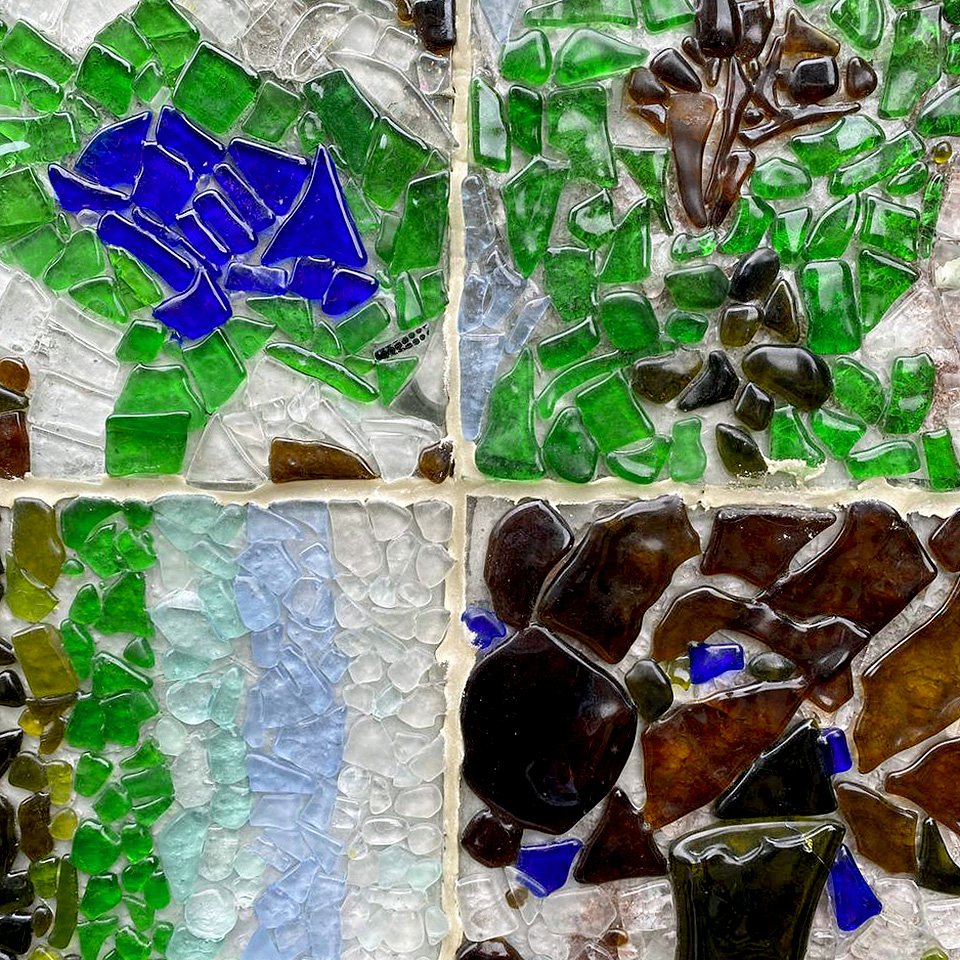 Мозаичные панно, которые создают местные дети вместе с родителями по эскизам художников в арт-резиденции «Волна». Фото: Милена Орлова/The Art Newspaper Russia