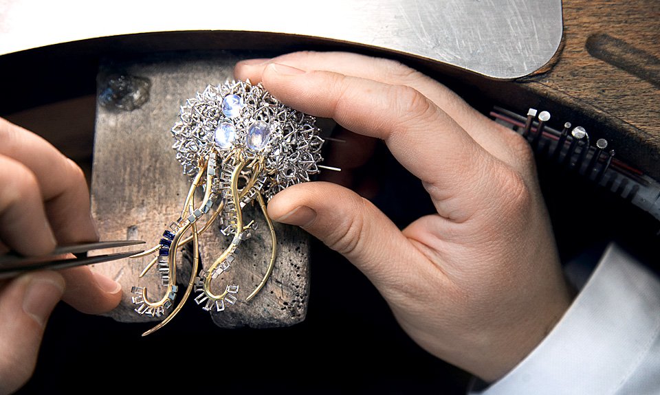 Мастер проверяет подгонку сапфиров в отливке “щупальце” из желтого золота 18 карат для броши в виде медузы. Фото: Tiffany & Co.