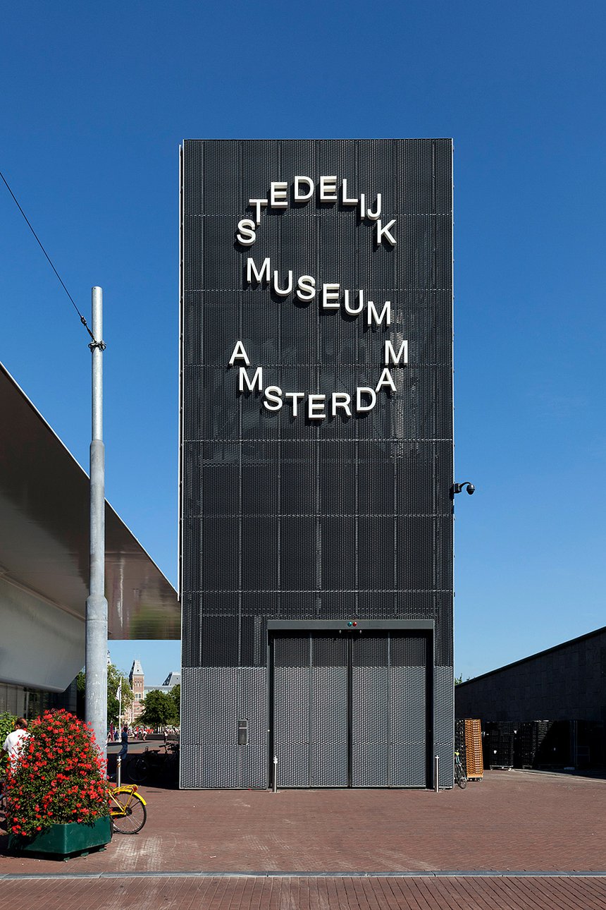 Айдентика Стеделейк-музея, выполненная бюро Mevis & Van Deursen. Фото: Alamy/TASS