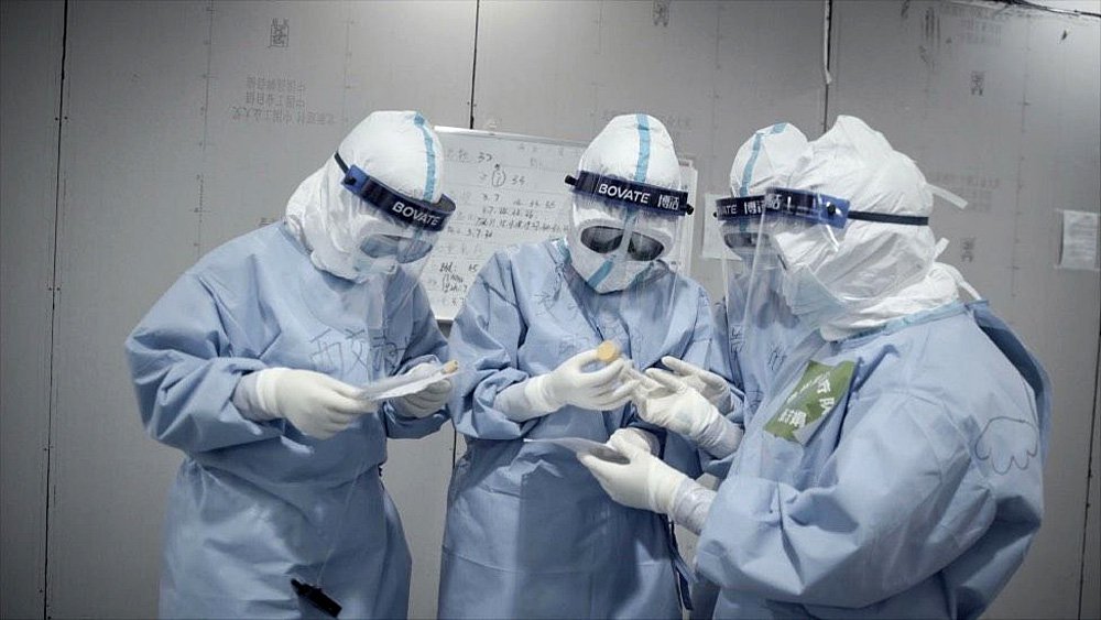 Персонал в отделении интенсивной терапии больницы в Ухане. Фото: Ai Weiwei