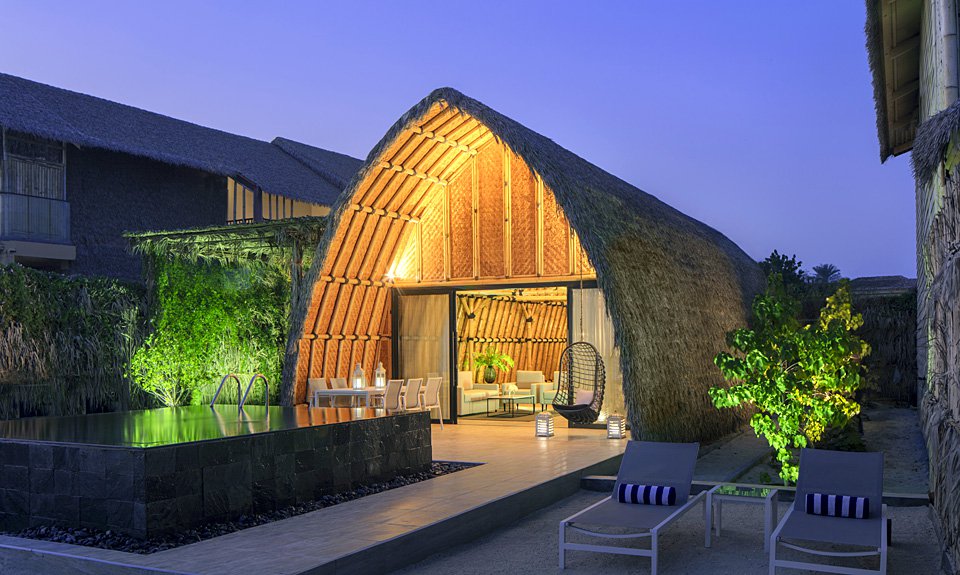 Anantara World Islands предлагает гостям размещение в одном из 70 номеров, люксов и вилл, которые порадуют как собственным бассейном, так и выходом к благоухающим садам острова. Фото: Anantara World Islands