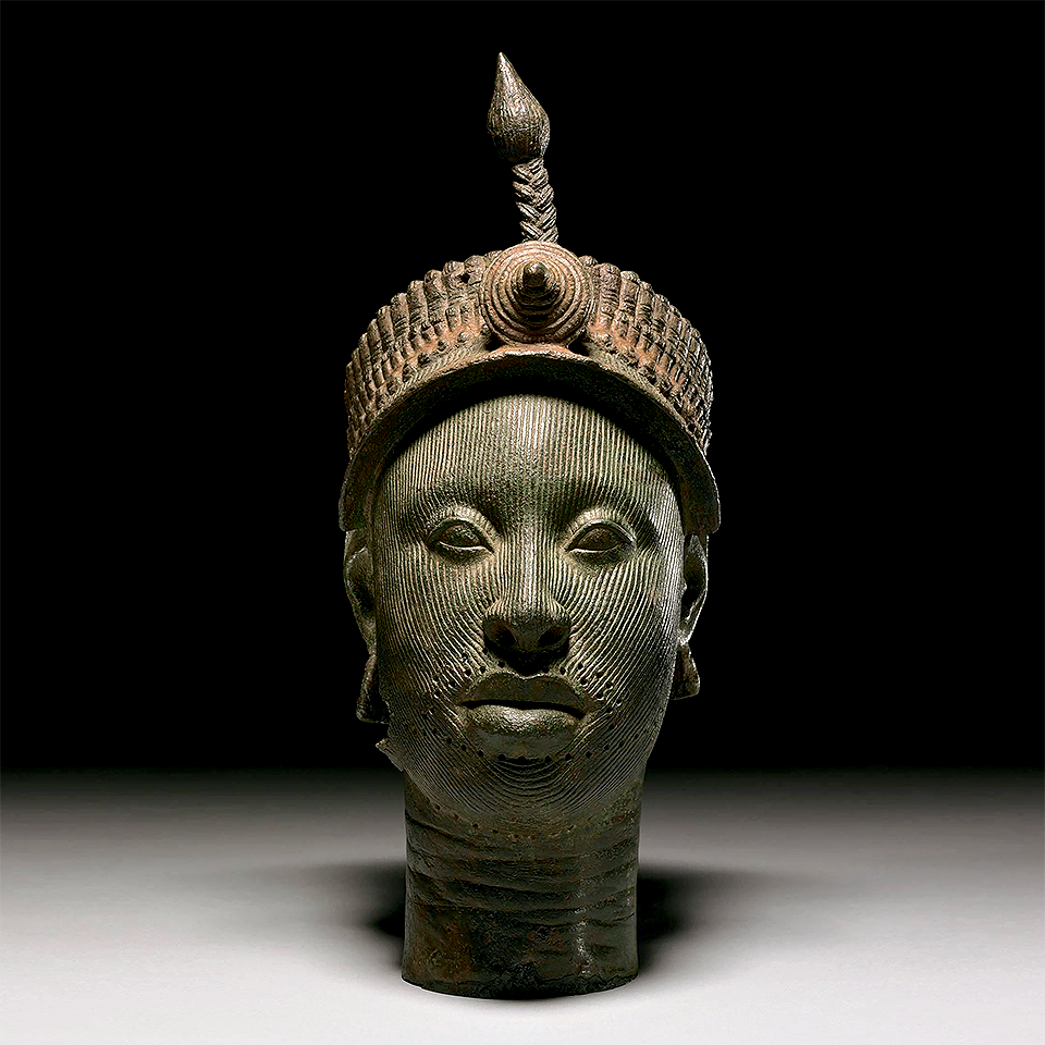 Маска из латуни в виде головы в короне. Нигерия, культура йоруба. Предположительно XIV–XV вв. Фото: British Museum