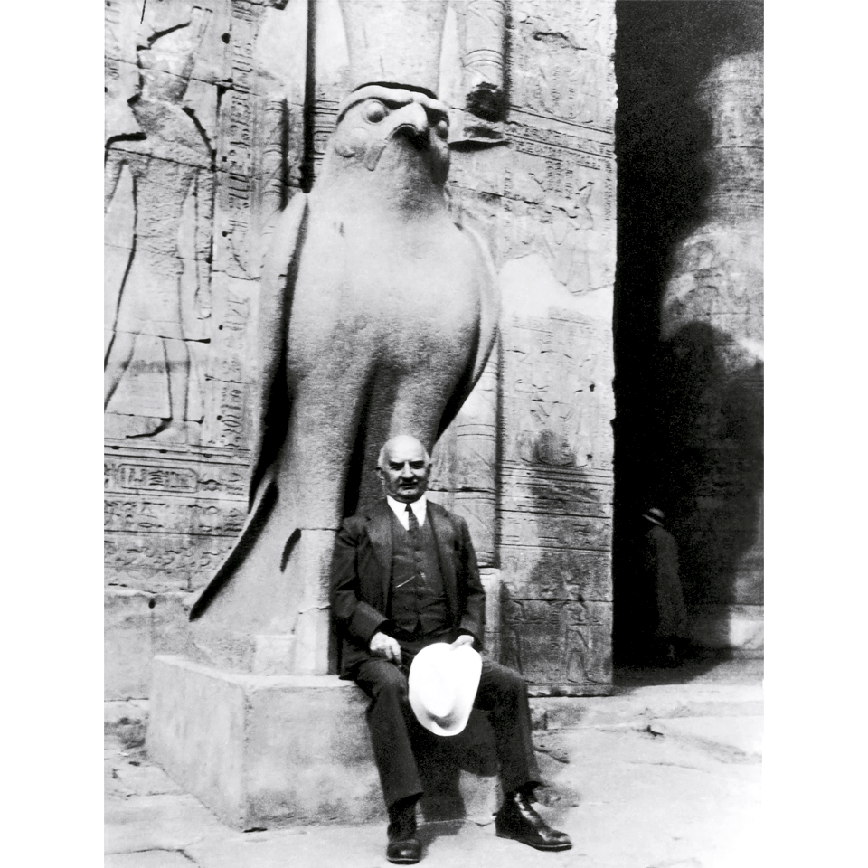 Галуст Гюльбенкян перед статуей Хора в храме Эдфу. Египет, 1934. Фото: Calouste Gulbenkian Museum