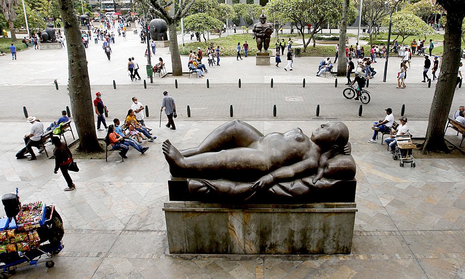 Скульптура Фернандо Ботеро на площади Ботеро в Медельине, Колумбия. 17 апреля 2022 г. Фото: EPA/Luis Eduardo Noriega A./TASS