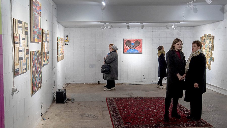 Посетители выставки «Клопизм в Цикории». 2019. Фото: Андрей Аранович