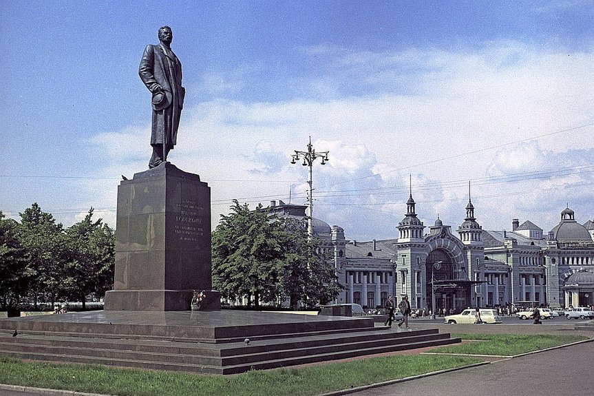 Памятник Максиму Горькому на площади Белорусского вокзала. 1970-е годы. Фото: Мосгорнаследие