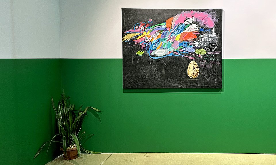 Картина Гаянэ Аветисян из серии Blackboards на стенде галереи Serene. Фото: Алиса Дудакова-Кашуро