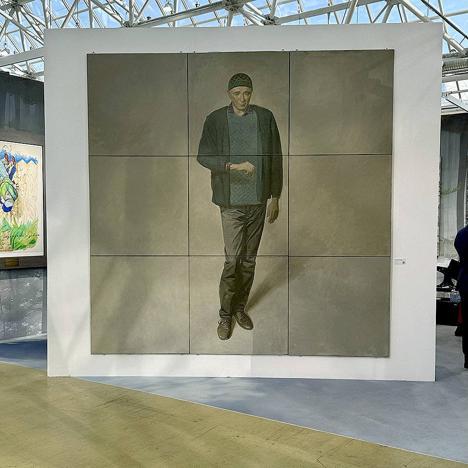 «Портрет Монастырского» (2023) арт-группы «Россия» на стенде галереи JART. Фото: Алиса Дудакова-Кашуро