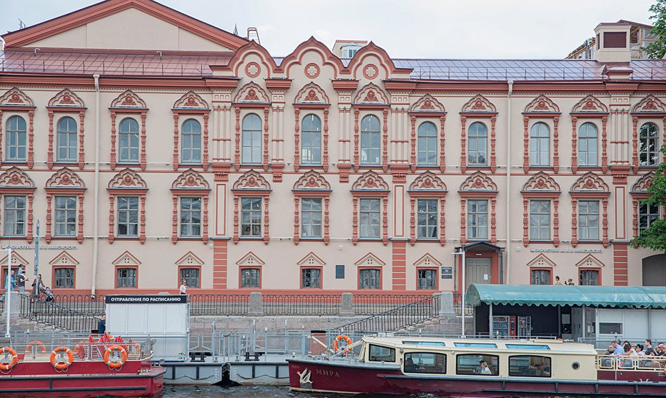 Центральная городская публичная библиотека им. В.В. Маяковского, недавно отреставрированная, стала площадкой для деловой программы в рамках фестиваля «Друзья Петербурга». Фото: ПАО «Газпром»