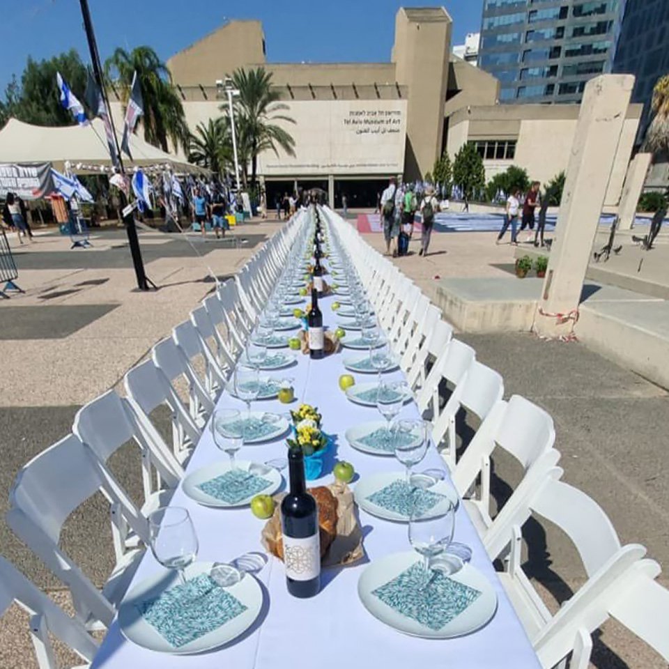 Организация Mosaic United накрыла стол на 200 персон на площади у Художественного музея Тель-Авива в Израиле как напоминание о пропавших без вести заложниках. 20 октября 2023 г. Фото: Nir Alon/ZUMA Press Wire/ ZUMA Press, Inc