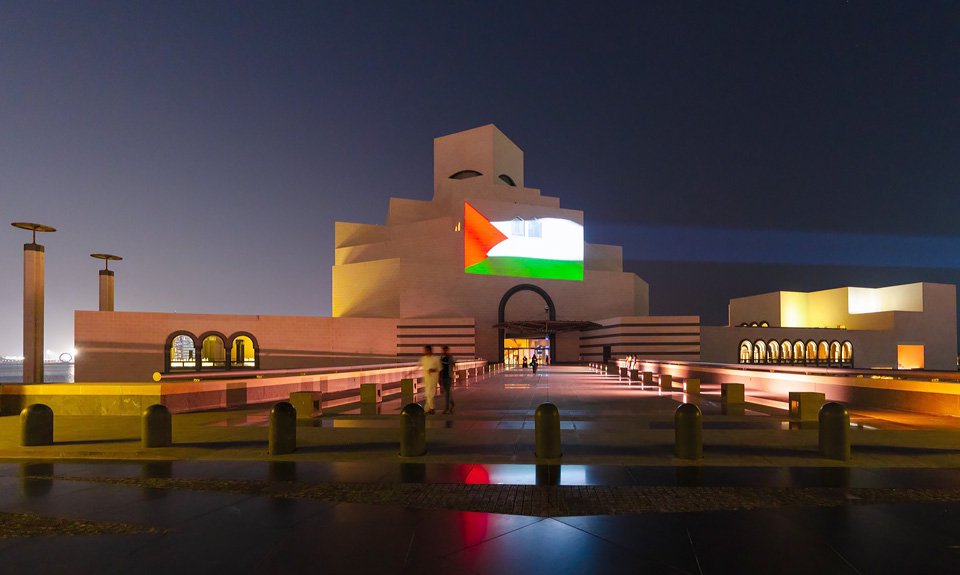 Национальный музей Катара и Музей исламского  искусства после объявления войны Израилем проецируют изображение палестинского флага на фасады своих зданий. Фото: Музей исламского искусства