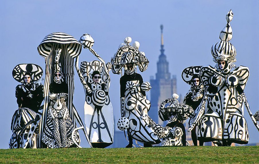 Ботанический балет, 1992. Москва. Источник: mmoma.ru. Фото: Ханс-Юрген Буркарт (Hans-Jurgen Burkard)