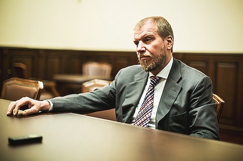Алексей Ананьев не полько покупает соцреализм, но и показывает его на выставках