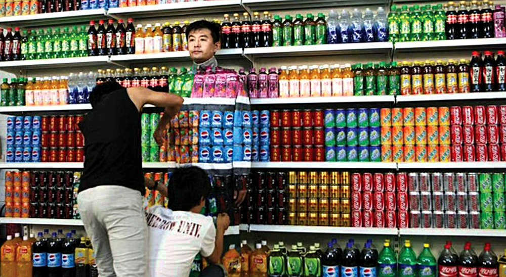 Лю Болин. «Процесс маскировки в супермаркете». 2011. Из серии Green Food. Фото: Лю Болин / Galerie Paris-Beijing