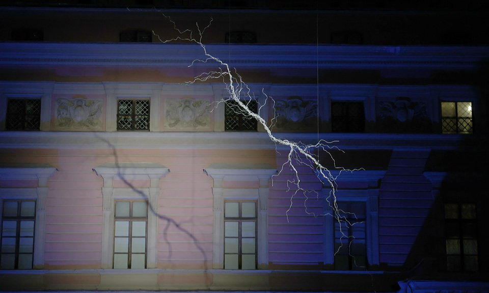 Скульптура Александра Кита в виде молнии стала частью  Аудиовизуальной инсталляции в Михайловском замке. Фото: ПАО «Газпром»