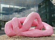 Розовые змеи Франца Веста искушают Париж
