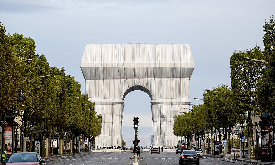 «Обернутая» Триумфальная арка. Фото: Benjamin Loyseau