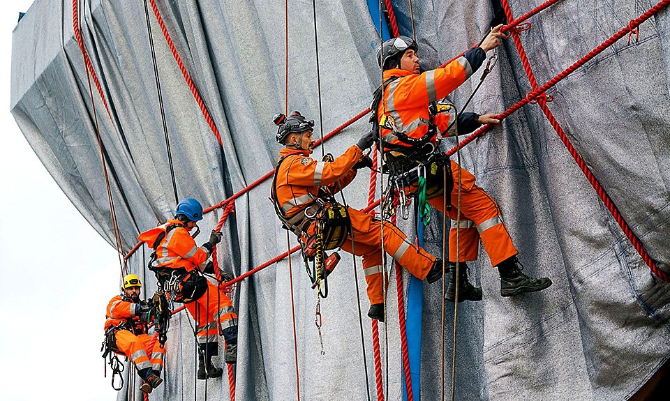 Рабочие во время пробного обертывания Триумфальной арки. Фото: Wolfgang Volz