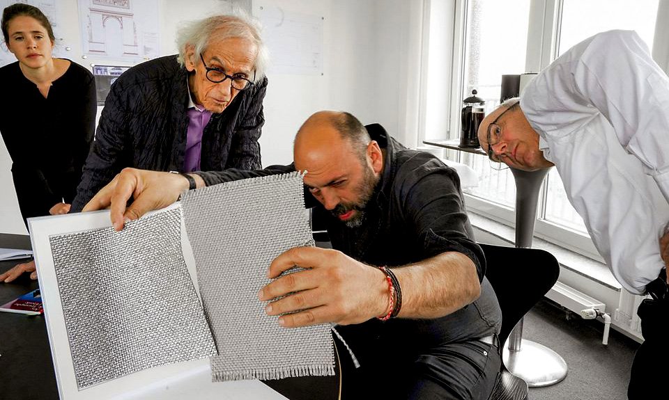 Христо и Владимир Явашев, его племянник и руководитель проекта, исследуют образцы тканей для «обертки» Триумфальной арки. Фото: Wolfgang Volz