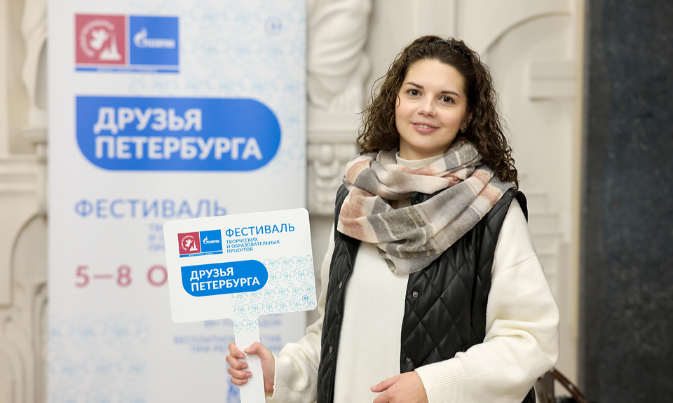 Волонтеры отвечают на самые разные вопросы — от «как пройти» до вопросов по истории музея или выставки. Фото: ПАО «Газпром»