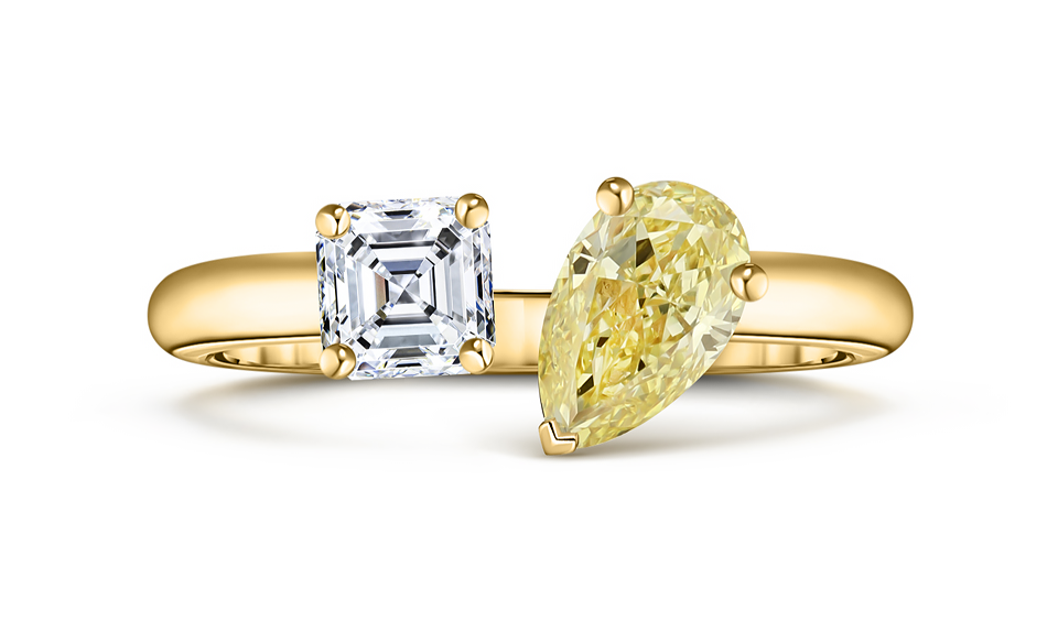 Разомкнутое кольцо с белым и желтым бриллиантами изумрудной и грушевидной огранок. Фото: ALROSA Diamonds