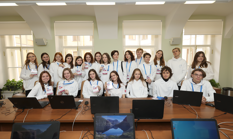 Участники Креативного бюро на время работы фестиваля «Друзья Петербурга» составили настоящую редакцию. Фото: ПАО «Газпром»