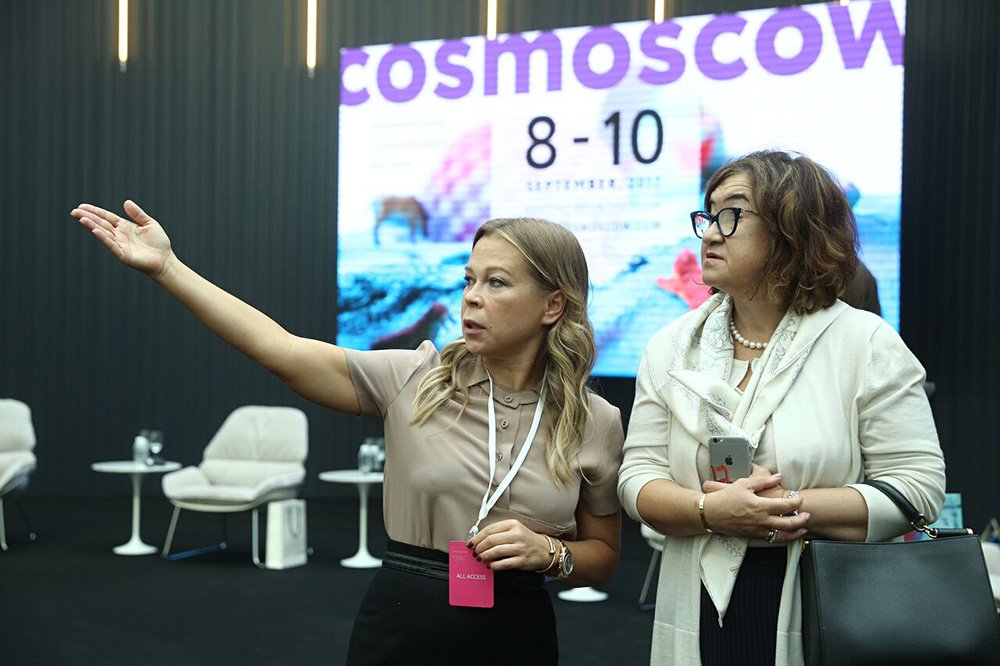Маргарита Пушкина и Зельфира Трегулова на открытии ярмарки Cosmoscow в Гостином дворе