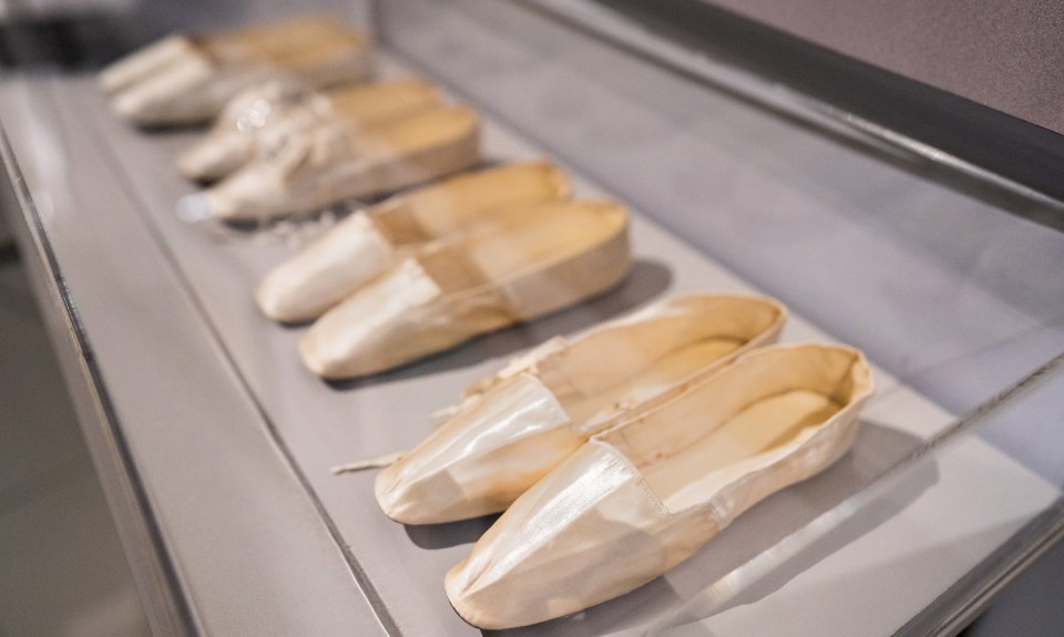 Балетные туфли из атласа с завязками.  США. c. 1840, S.C. Torn. Из коллекции Назима Мустафаева. Фото: пресс-служба ВДНХ