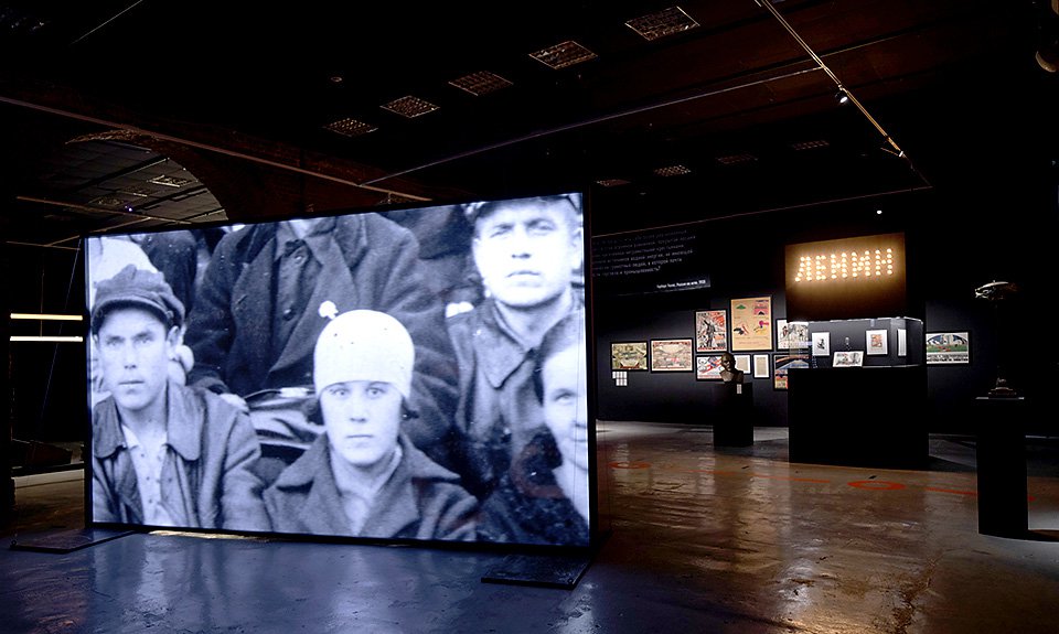 Между зонами выстроены «башни», посвященные отдельным электрификаторам: Александру Винтеру, Генриху Графтио, Роберту Классону, Глебу Кржижановскому. Фото: Иван Ерофеев/Музей Москвы
