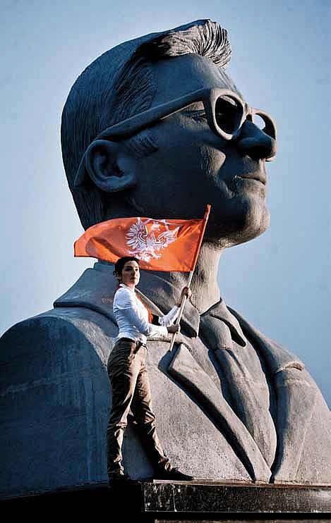 В 2011 г. Бартана в своих фильмах, показанных в польском павильоне, призвала 3,3 млн евреев вернуться в Польшу