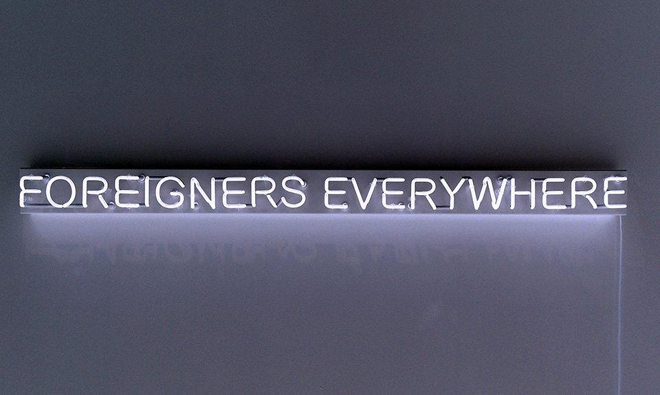 Коллектив Claire Fontaine. Foreigners Everywhere – English. 2005. Фото: Studio Claire Fontaine/Claire Fontaine and Galerie Neu, Berlin