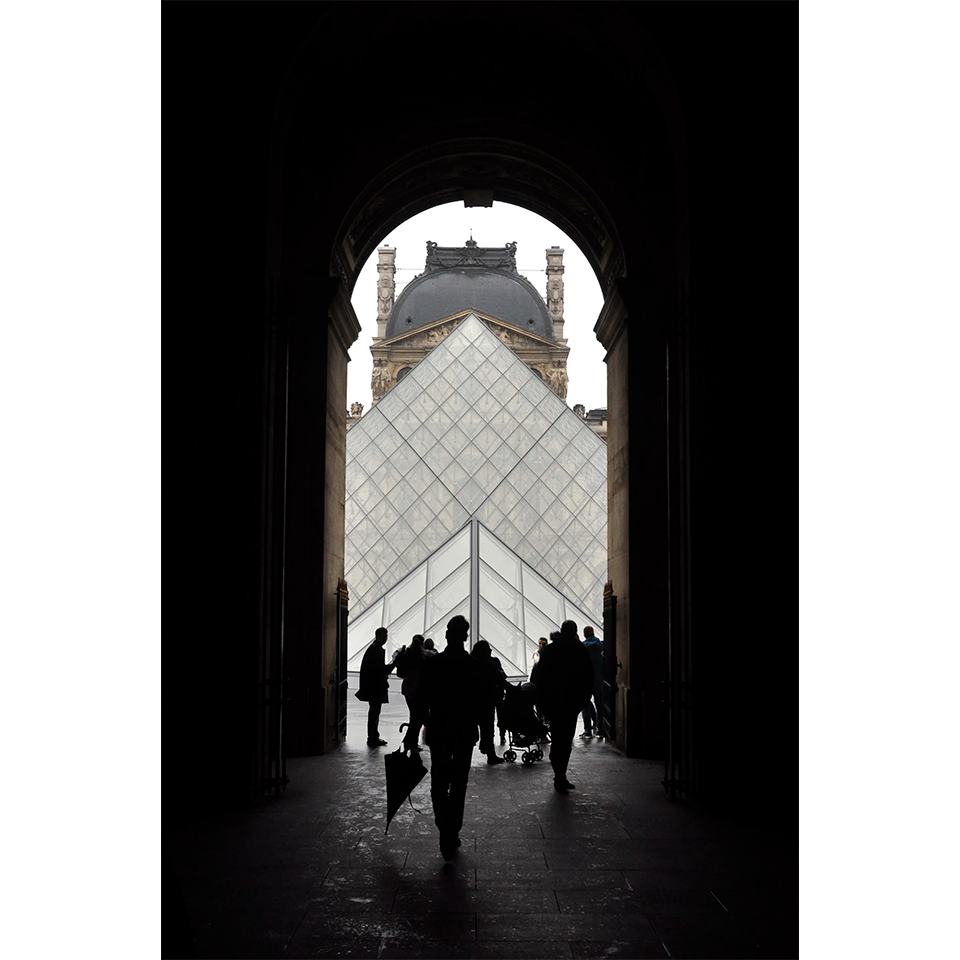 Стеклянная пирамида на входе в парижский Лувр  - одна из самых известных работ архитектора Йо Минг Пея. Фото: Guillermo R. Vallejos/Shutterstock
