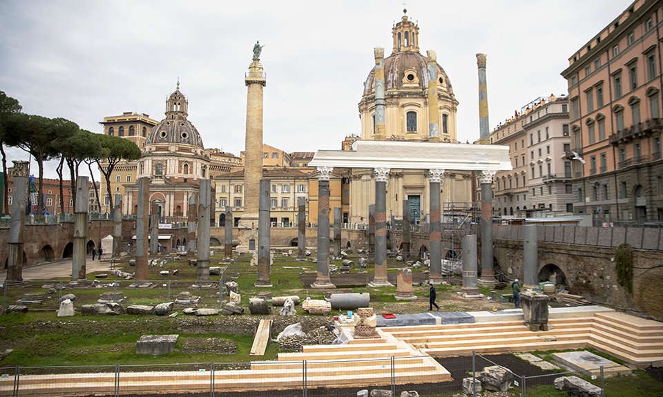 Частичная реконструкция колоннады базилики Ульпия в Риме. Фото: Zuma\TASS