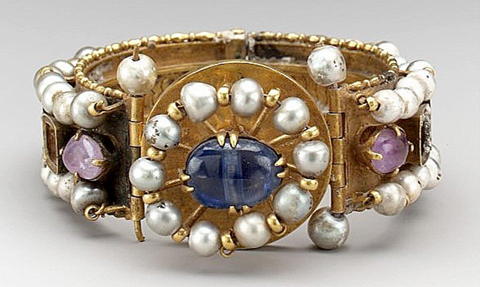 Браслет с драгоценными камнями (один из пары). 500–700. Фото: The Metropolitan Museum of Art, New York