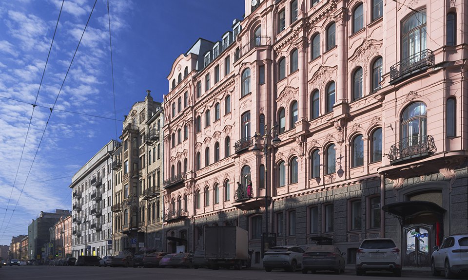 Новый проект «Внимание: cтрит-арт!» запущен с целью привлечь внимание к бывшему доходному дому, построенному на Кирочной улице в Санкт-Петербурге.  Фото: Александр Оверчук