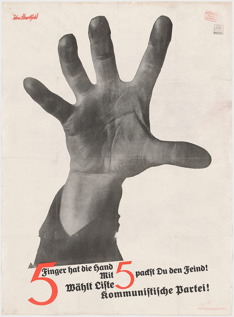 Джон Хартфилд. «5 пальцев — рука. 5 — ты схватишь врага. Голосуйте за список компартии Германии №5». Плакат. 1928. Фото: The Museum of Modern Art. The Merrill C. Berman Collectio