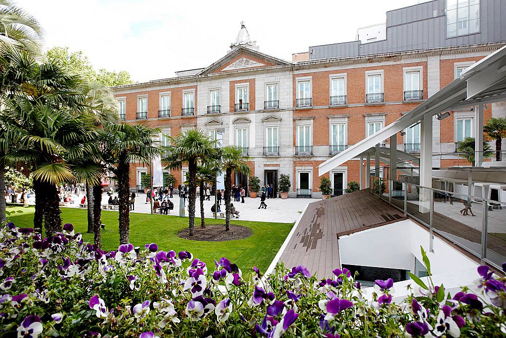 Фасады и сквер возле Музея Тиссен-Борнемиса в самом центре Мадрида. Photo: Abb Photographer