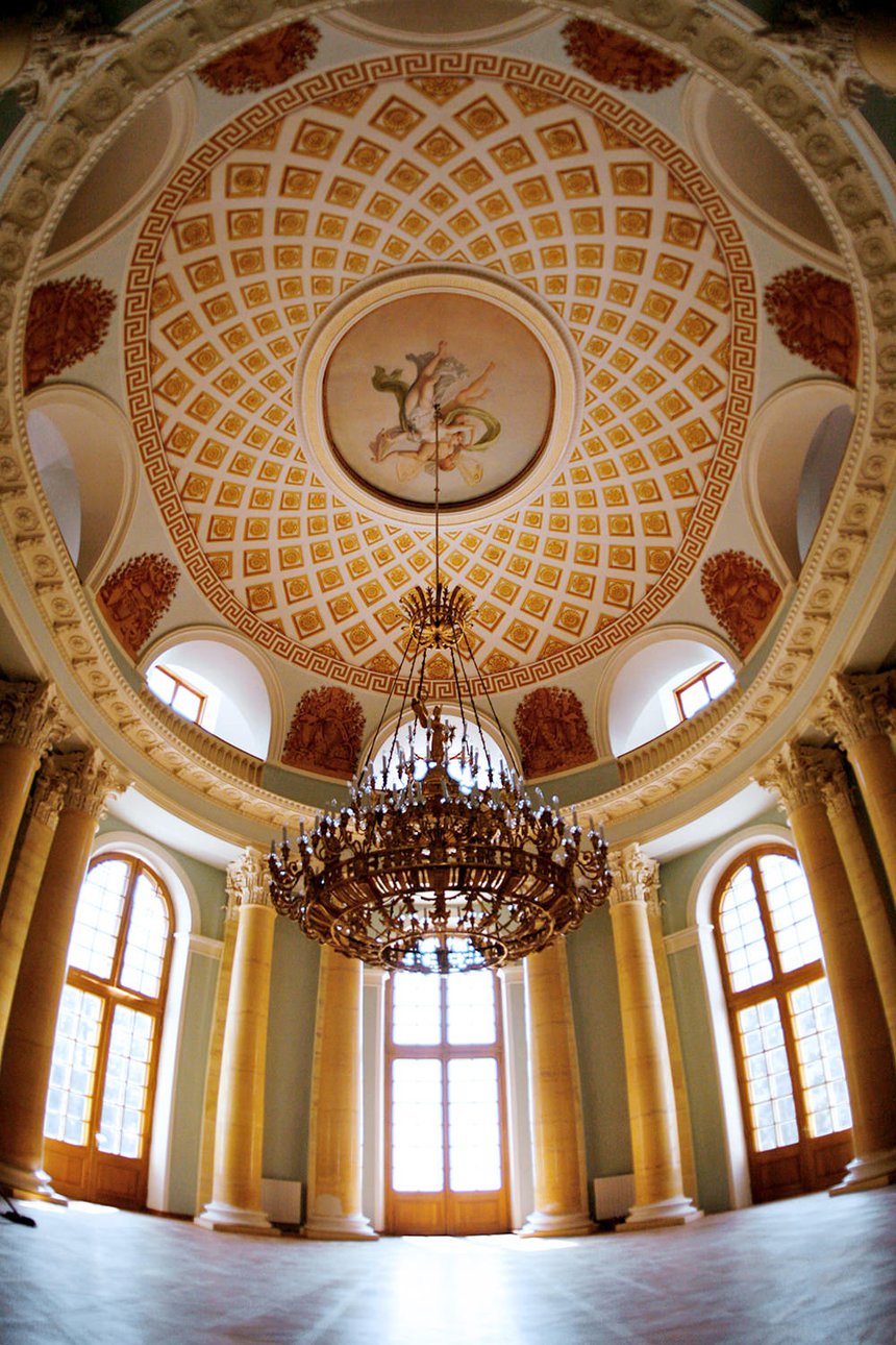 Двусветный овальный зал — архитектурный и композиционный центр дворца князей Юсуповых в Архангельском