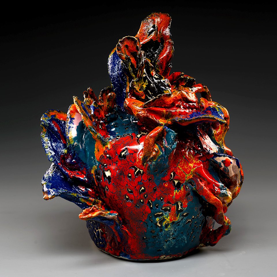 В невероятно изобретательных формах и удивительных, примориальных цветах керамики Дмитрия Сухова ощущается влияние майолики Врубеля. Фото: Галерея ГУМ-RED-LINE