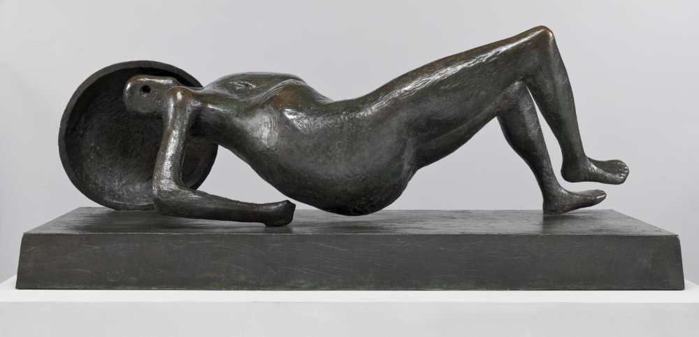 Henry Moore, Falling Warrior (side view), 1956-57. Bayerische Staatgemäldesammlungen, Pinakothek der Moderne, Munich © The Henry Moore Foundation / ARTOTHEK
