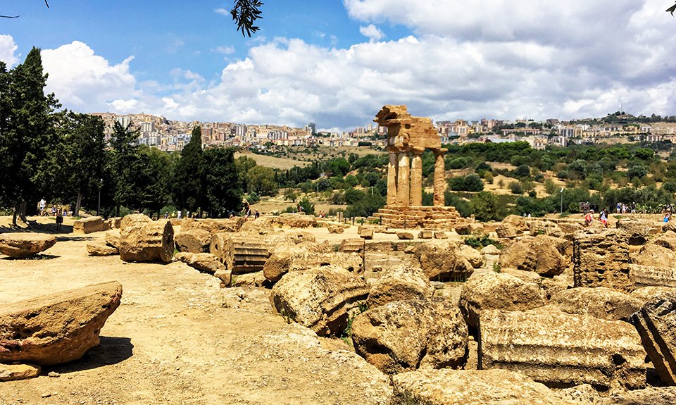 Эффектные руины, открытые взору, далеко не всё, чем способна удивить Долина храмов близ Агридженто.  Фото: Wikimedia Commons