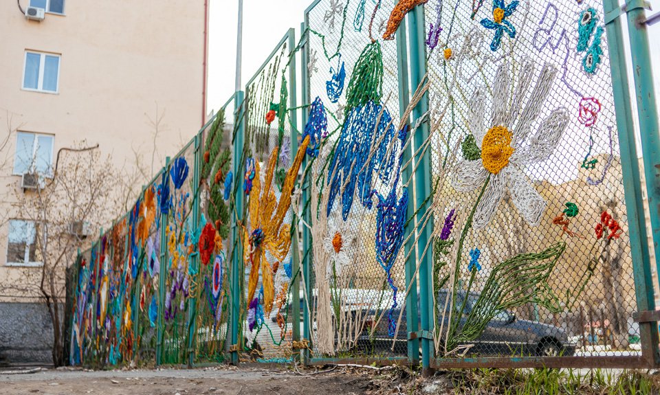 Инсталляция Ульяны Розиной «Цветник на Садовой улице». Фото: VisitTyumen